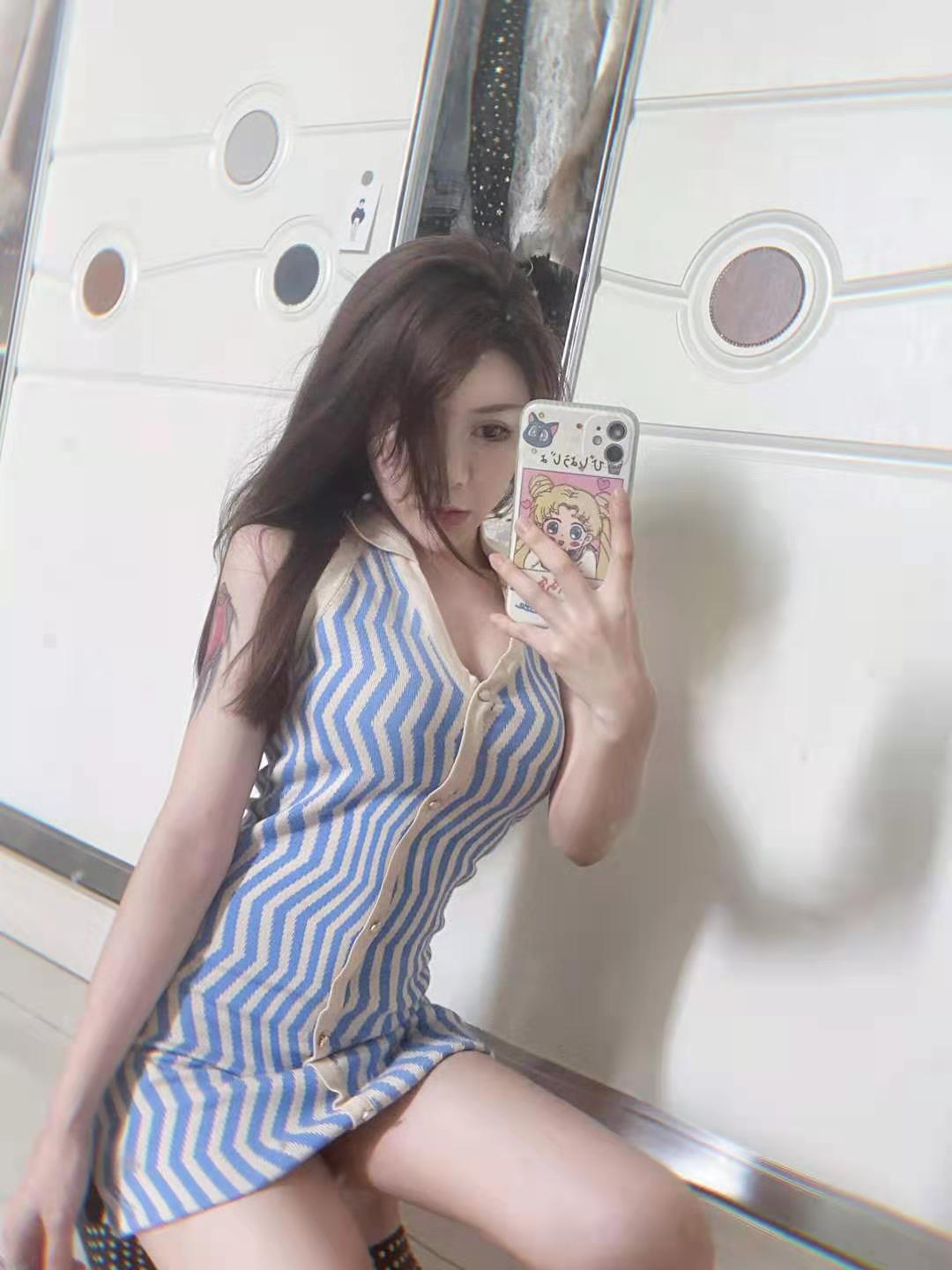 4 hand massage one new girl photo